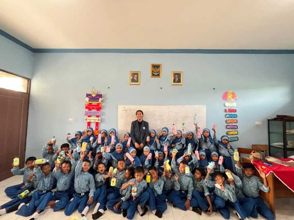 Proker Manajemen: Belajar Menabung Lewat Kegiatan Kerajinan Tangan