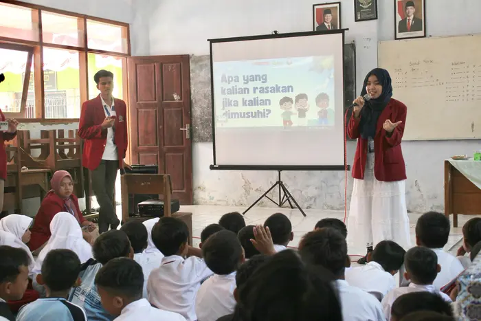 Belajar Berani Belajar Peduli: KKN UM Surabaya Gelar Edukasi Anti-Bullying di SDN Banjar Kejen
