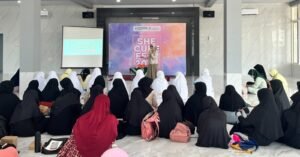 Dr Rafhani Rosyidah SKeb Bd MSc saat memaprkan materi. (Syahensyah Raiq/PWMU.CO)