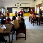 Pembelajaran Inovatif Ala Mahasiswa KKN UM Surabaya di SDN Kedungpari