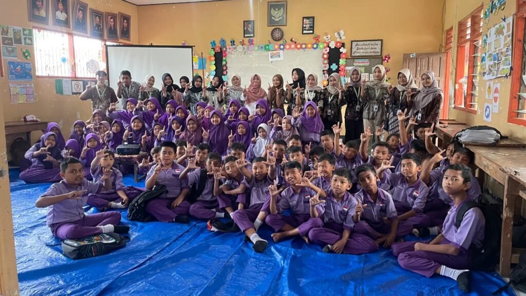 Edukasi PHBS Jadi Seru, Mahasiswa KKN UMSurabaya Ajak Siswa SDN Kembangbelor Cuci Tangan Bareng