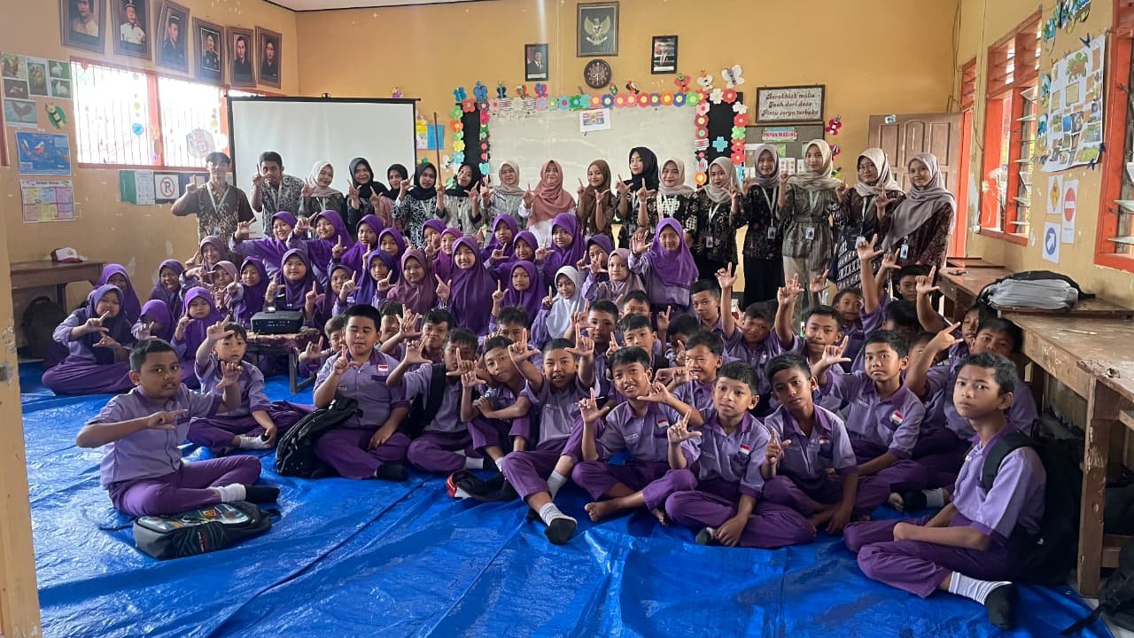 Edukasi PHBS Jadi Seru, Mahasiswa KKN UMSurabaya Ajak Siswa SDN Kembangbelor Cuci Tangan Bareng