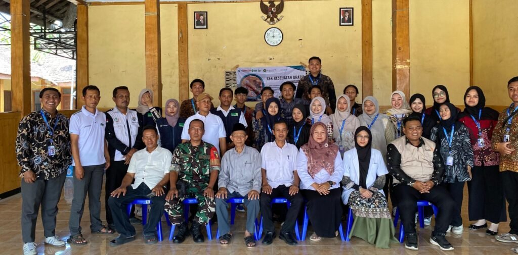 Tingkatkan Kesadaran Masyarakat, KKN UM Surabaya Adakan Cek Kesehatan Gratis di Desa Sumbersono