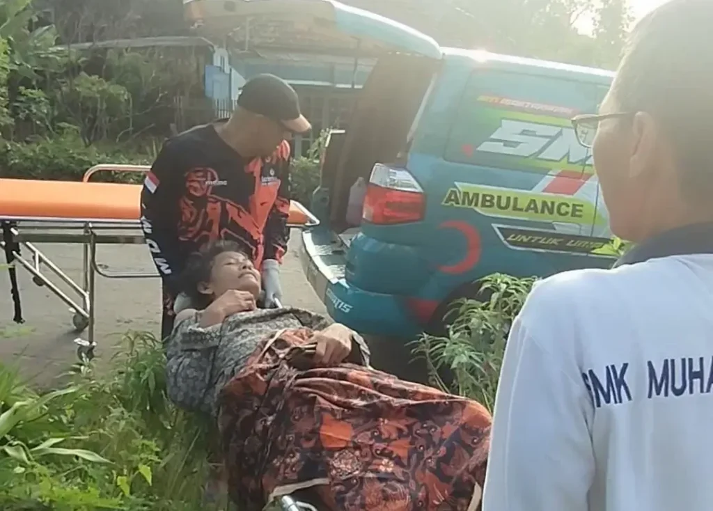 Gerakan Kemanusiaan SMK Muhammadiyah 1 Blitar Bantu Orang Tua Siswa Stroke Dapat Perawatan Layak