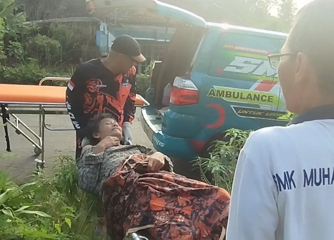 Gerakan Kemanusiaan SMK Muhammadiyah 1 Blitar Bantu Orang Tua Siswa Stroke Dapat Perawatan Layak