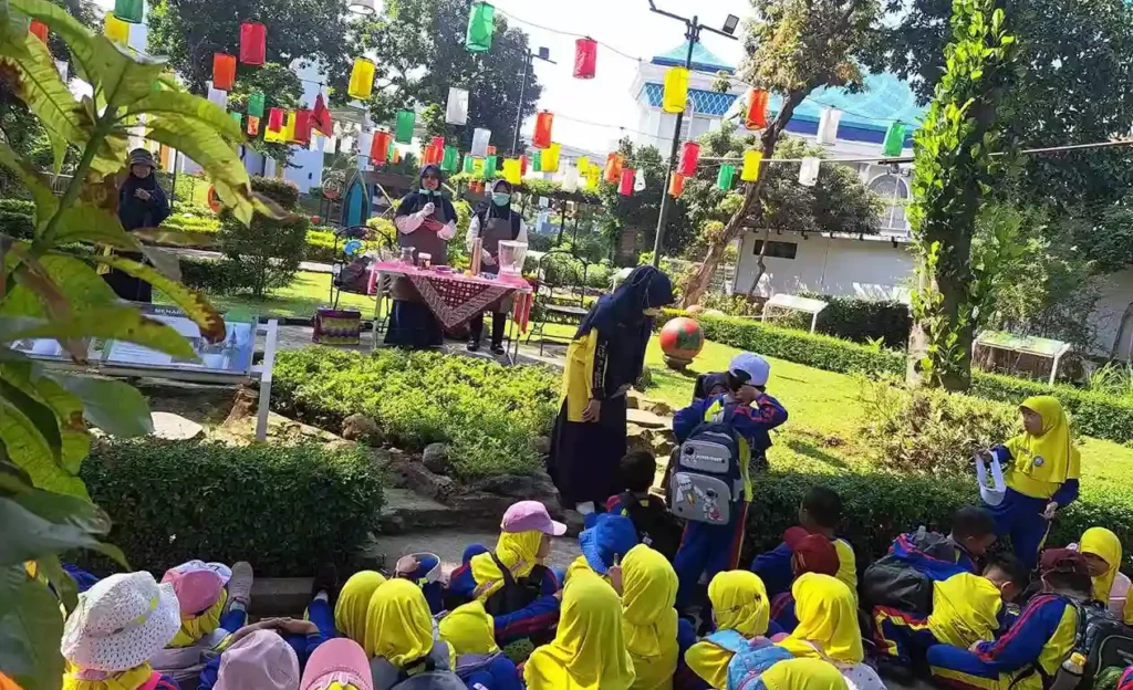 Gelar Explore Day, SD Ikrom Buat Minuman Sehat dari Bunga Telang