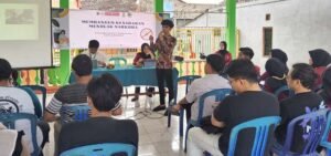 KKN UM Surabaya adakan sminar anti narkoba di Dusun Pateguhan (1). (Istimewa/PWMU.CO)
