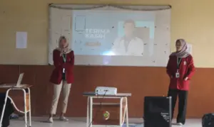 KKN UM Surabaya Ajak Siswa SMPN 3 Pacet Pahami Risiko PMS Lewat Edukasi yang Sehat dan Ramah Remaja