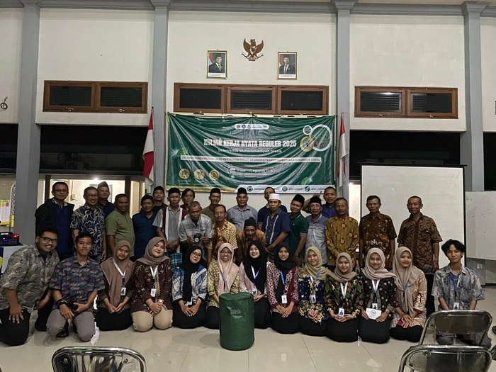 KKN Kelompok 23 UMG Ajak Petani Wotansari Sulap Sekam Padi Jadi Pupuk Bernutrisi Tinggi