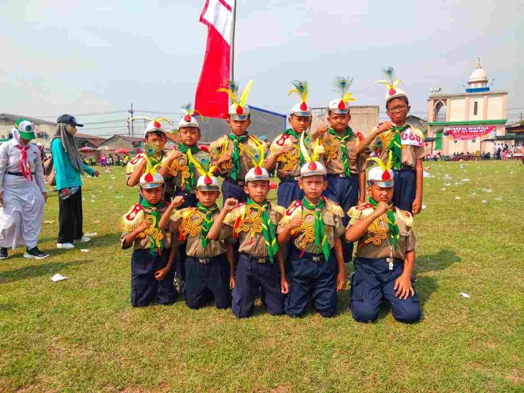 Kenakan Sehelai Bulu Merak Hijau, Regu Gerak Jalan SD Mudri Tebarkan Semangat Hizbul Wathan