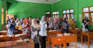 Perkuat Kompetensi Guru, KKN Kelompok 25 UM Surabaya Adakan Workshop KKA dan Literasi Berbasis Budaya Lokal