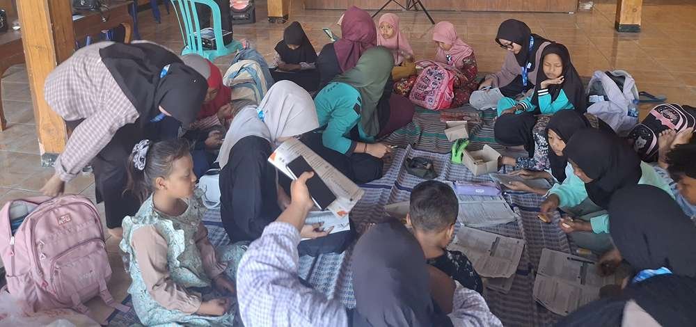 Program Kelas Sahabat Ceria: Dukung Literasi Anak di Desa Sumbersono oleh KKN UM Surabaya