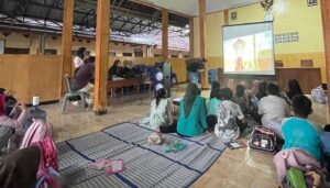 Program kelas sahabat ceria: Dukung literasi anak di desa Sumbersono oleh KKN UM Surabaya (2). (Istimewa/PWMU.CO)