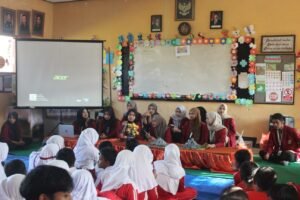 Mahasiswa KKN UM Surabaya lakukan simulasi gunung meletus (Istimewa/PWMU.CO)