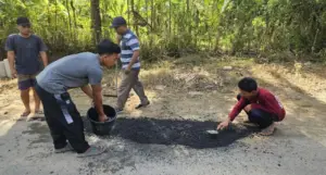 Sinergi Pemuda Muhammadiyah Siliragung dan Pemerintah Desa: Perbaiki Jalan Sambut HUT ke-80 RI