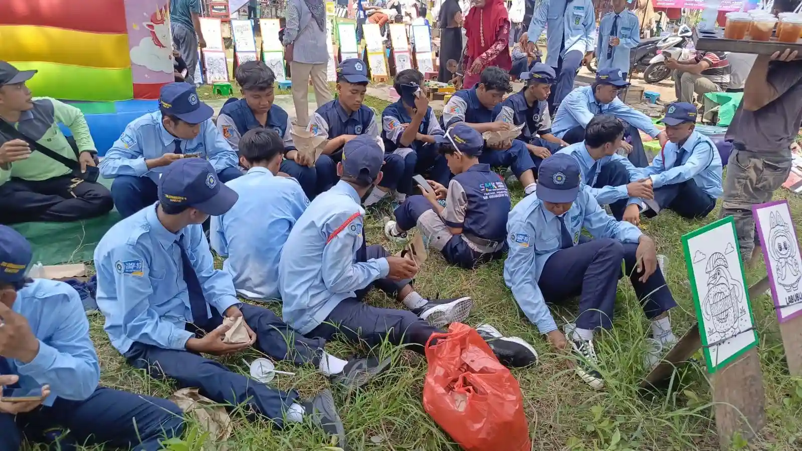 Siswa SMK Muhammadiyah 10 Mantup Eratkan Kebersamaan Usai Gerak Jalan HUT RI