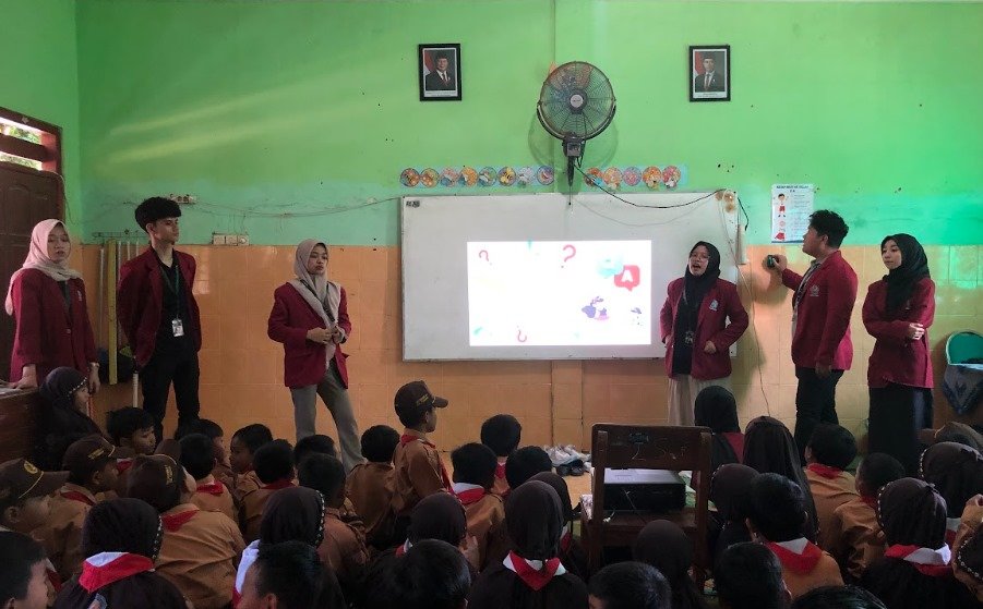 KKN UM Surabaya Gelar Sosialisasi PHBS dan Cegah Cacingan Sejak Dini pada Siswa SDN II Tawangrejo