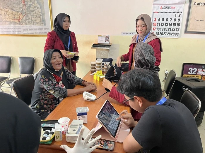 Mahasiswa KKN UMSurabaya Gelar Cek Kesehatan Gratis, Warga Antusias Serbu Balai RW