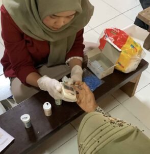 KKN 14 UM Surabaya Hadirkan Pemeriksaan Kesehatan Lansia dan Balita (Istimewa/PWMU.CO)