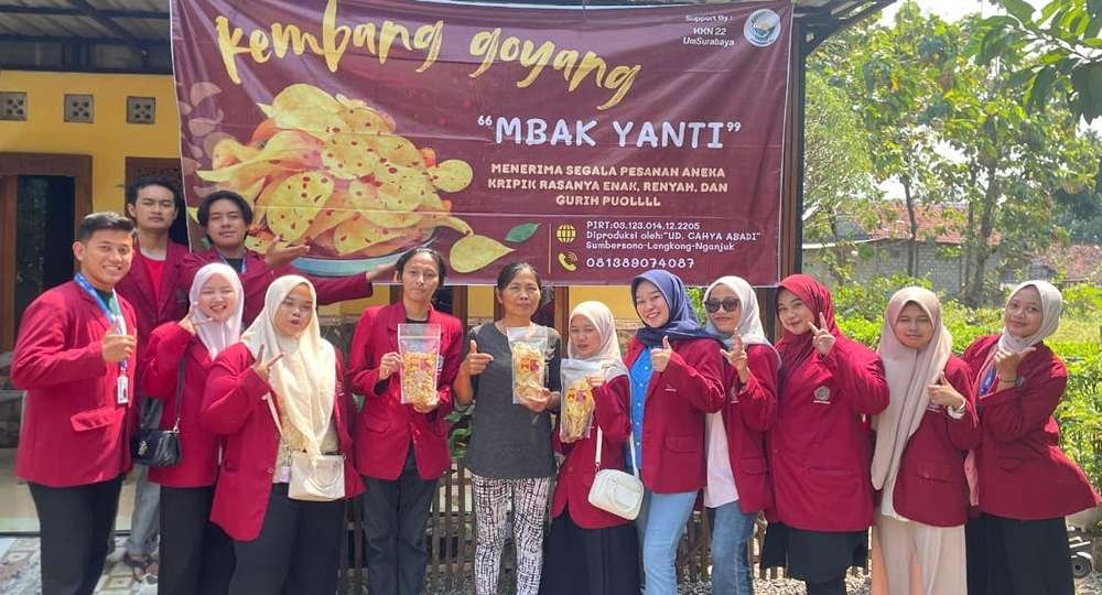 Warga Berdaya: KKN UM Surabaya Bantu Kembangkan UMKM Desa Sumbersono