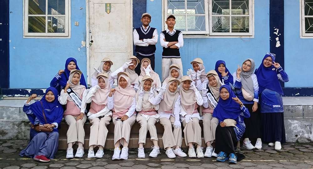 Tim Gerak Jalan Putri SMP Muhammadiyah 22 Mantup Tampil Anggun dan Kompak di Peringatan HUT ke-80 RI