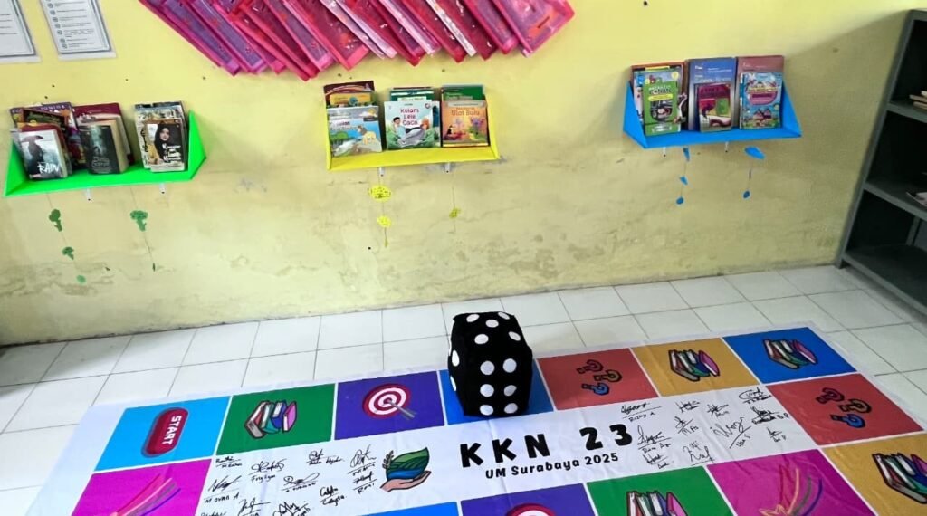 Monopoli Literasi Jadi Konsep yang Diusung Mahasiswa KKN UM Surabaya untuk Tingkatkan Minat Baca Murid SDN Sawahan 01