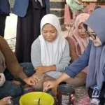 Mahasiswa KKN UMG Kenalkan Briket Arang dari Sekam, Manfaatkan Limbah Padi Secara Optimal