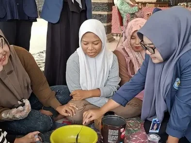 Mahasiswa KKN UMG Kenalkan Briket Arang dari Sekam, Manfaatkan Limbah Padi Secara Optimal