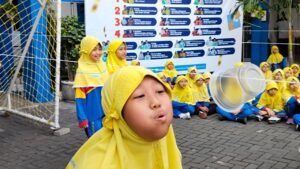 Blow and Go Lintas Kelas, Siapa Paling Cepat Tiup Gelas?