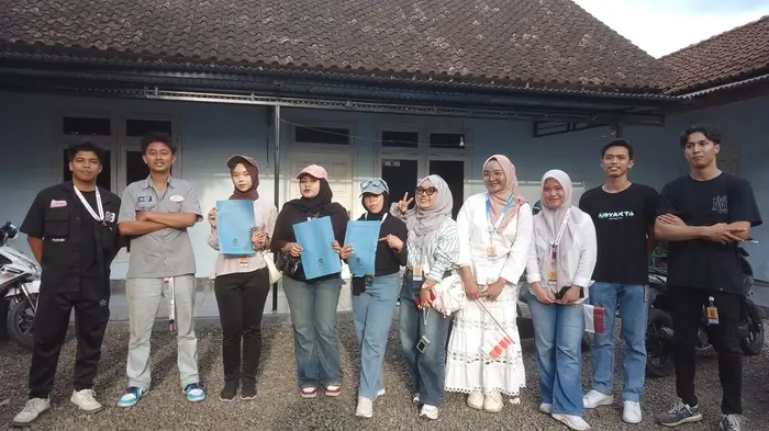 Gerak Jalan HUT ke-80 RI di Desa Setail Libatkan Mahasiswa UAD Sebagai Juri