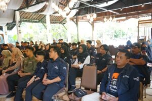 Peserta Sarasehan Relawan Muhammadiyah Rayon 2 antusias mengikuti sesi diskusi di Wajawa Cafe dan Resto Blitar (Harits/PWMU.CO)