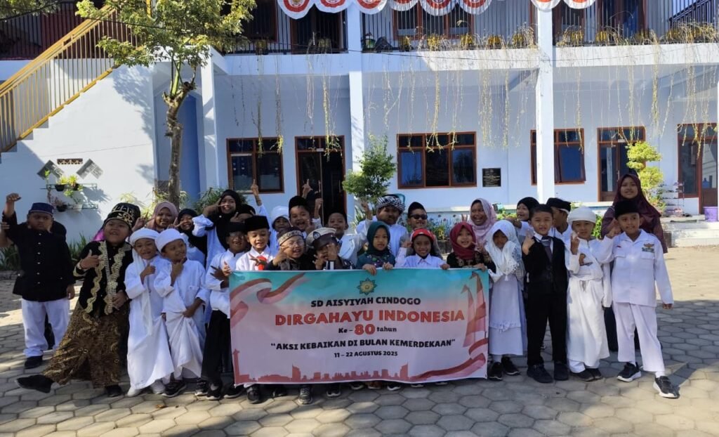 Implementasi Program Sekolah Bermakna, SD Aisyiyah Cindogo Gelar Karnaval Pahlawan dan Sedekah Bendera
