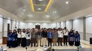 Foto bersama SD Muhammadiyah 3 Ikrom dengan KPU Sidoarjo (Istimewa/PWMU.CO)