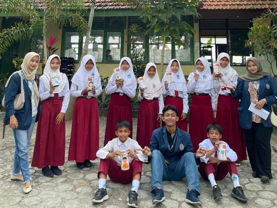 KKN UMG Tanamkan Budaya Gemar Menabung ke Siswa SD Gresik