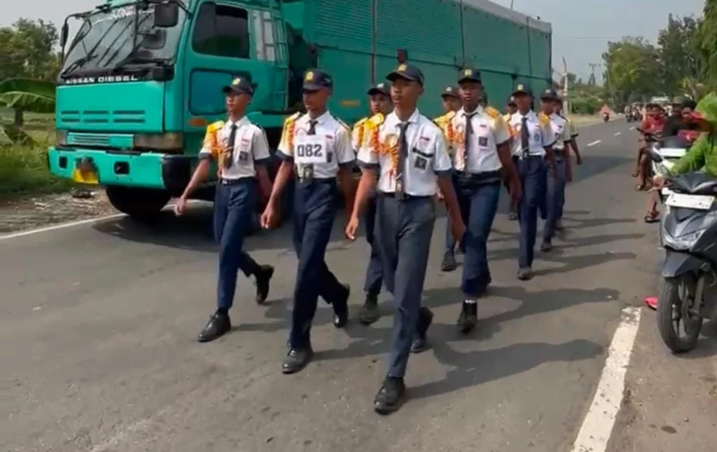 Langkah Pasti Raih Prestasi, Tim Gerak Jalan Putra SMPM 22 Mantup Juara 2
