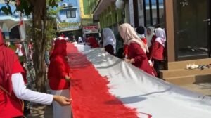 Siswa, Guru, dan Wali Murid KB-TK Aisyiyah Krian Mewarnai Bendera Sepanjang 45 Meter