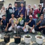 Tanam dan Serahkan Bibit Tanaman Lokal di Punden Kulon Donowati, KKN UM Surabaya Dukung Pelestarian Lingkungan