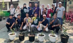 Tanam dan Serahkan Bibit Tanaman Lokal di Punden Kulon Donowati, KKN UM Surabaya Dukung Pelestarian Lingkungan