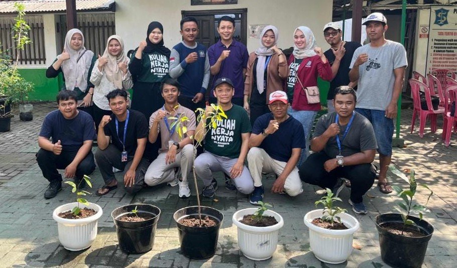 Tanam dan Serahkan Bibit Tanaman Lokal di Punden Kulon Donowati, KKN UM Surabaya Dukung Pelestarian Lingkungan