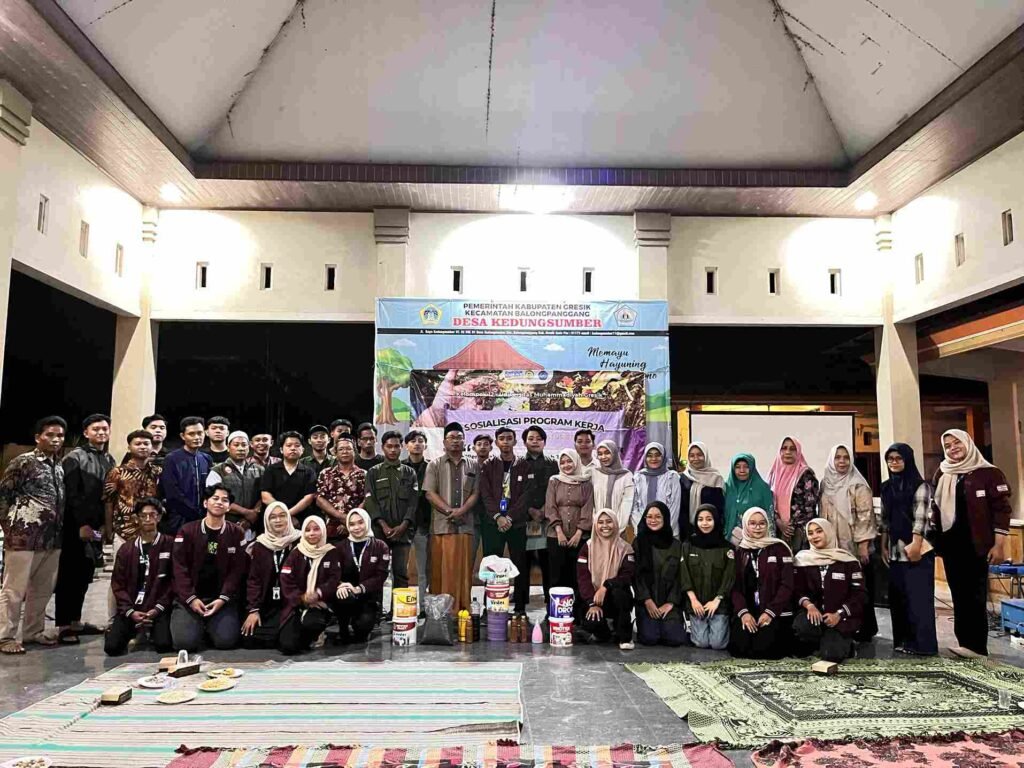 Bangun Desa, Bangun Bangsa: KKN UMG Sulap Sampah Rumah Tangga Jadi Pupuk