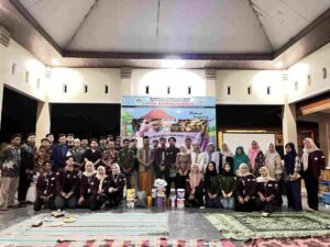 Bangun Desa, Bangun Bangsa: KKN UMG Sulap Sampah Rumah Tangga Jadi Pupuk