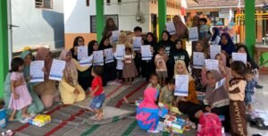 Mahasiswa KKN UM Surabaya Hirilisasikan Aplikasi GenC di Balai Dusun Pateguhan (2). (Istimewa/PWMU.CO)