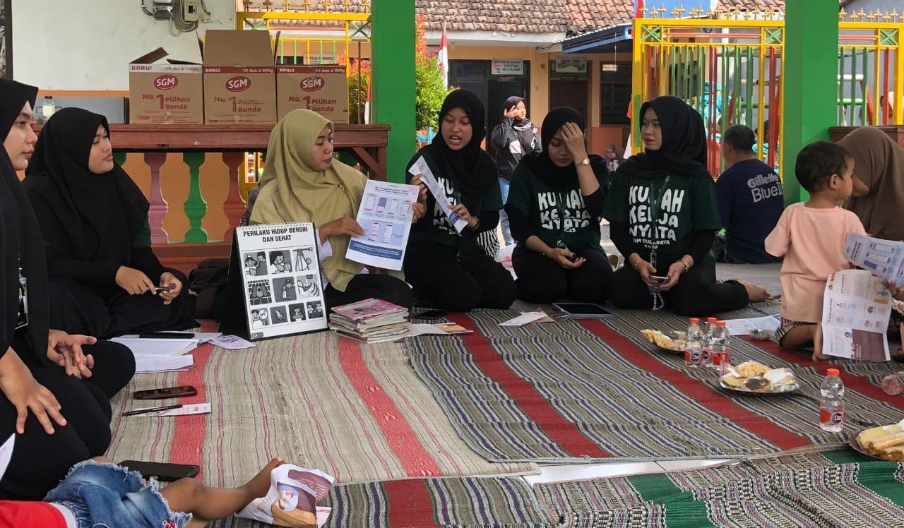 Mahasiswa KKN UM Surabaya Kenalkan Aplikasi GenC Pencegah Stunting di Balai Dusun Pateguhan