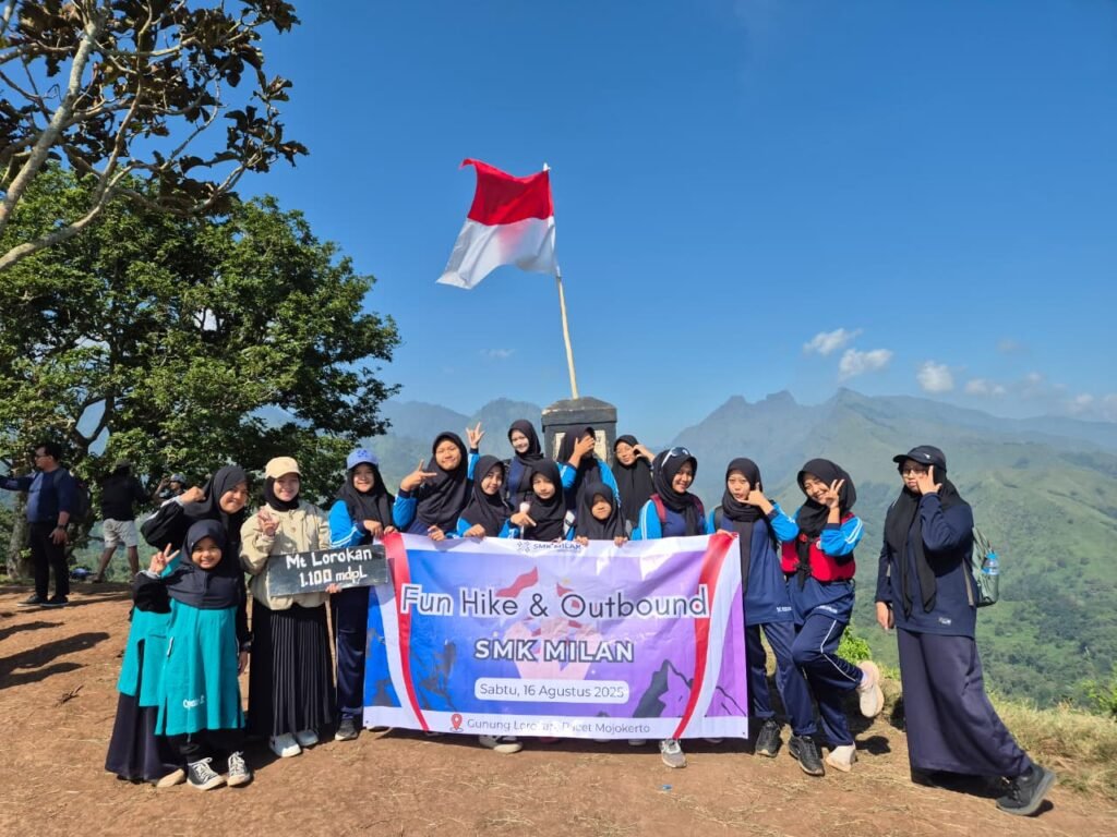 SMK Milan Rayakan Kemerdekaan di Puncak Lorokan Mojokerto