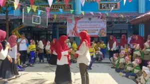 Wali Murid dan Guru SD Muhammadiyah Plus Tamsis Ikuti Lomba Estafet Kardus