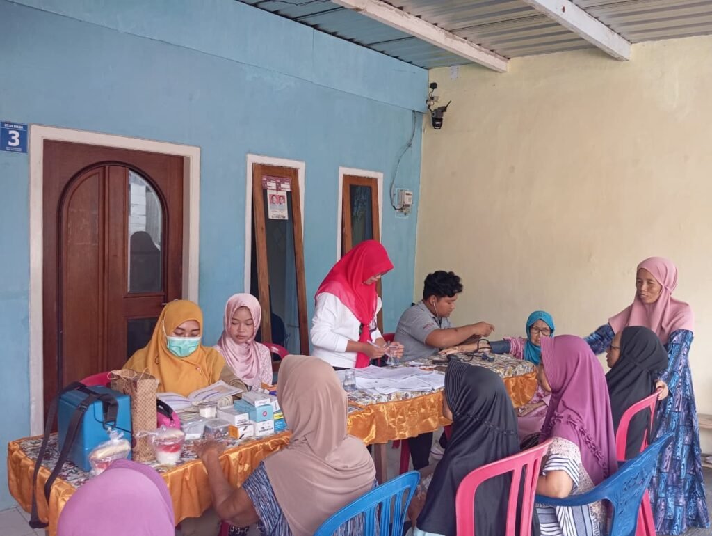 Kolaborasi Pelayanan Kesehatan di Posyandu dengan Mahasiswa KKN UM Surabaya