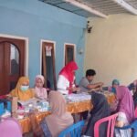 Kolaborasi Pelayanan Kesehatan di Posyandu dengan Mahasiswa KKN UM Surabaya