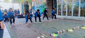 Keseruan Siswa dan Wali Siswa SD Muhamadiyah 1 Krian dalam Lomba Agutusan