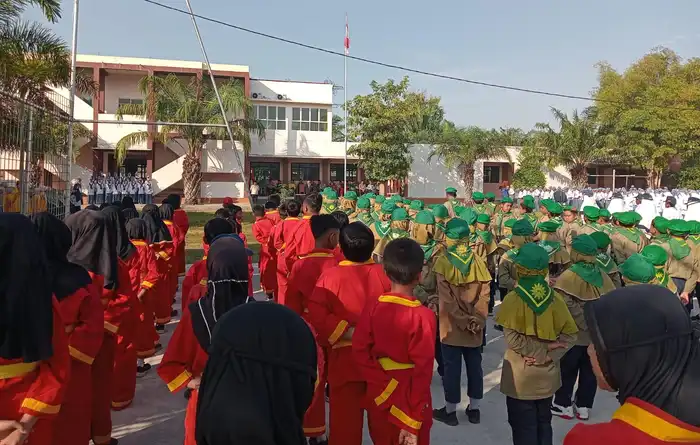 Peringati HUT ke-80 RI, PCM Cakru Gelar Upacara Bendera Penuh Hikmat