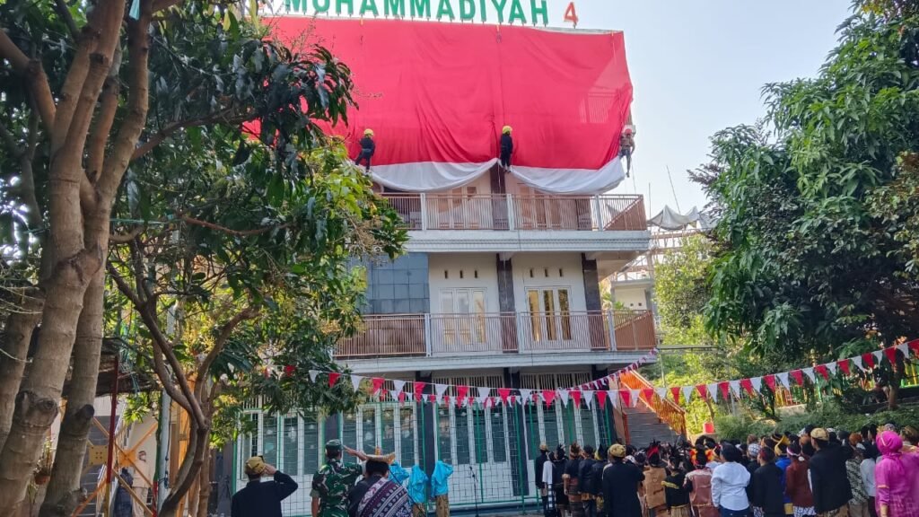 Bendera Raksasa Berkibar Megah di Gedung Mupat Miber Semarakkan HUT RI ke-80